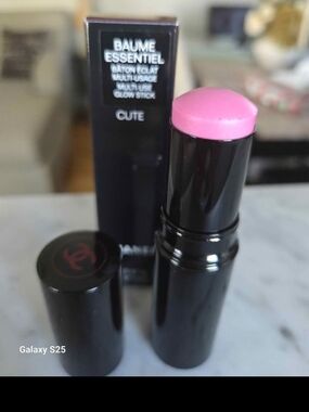 CHANEL Baume Essentiel Multi-Use Glow Stick - Pink